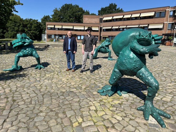 Bürgerinfo Nr. 170 Bild 1 Kunstausstellung Work-Life-Challenge mit den Toad Walker-Skulpturen auf dem Rathausplatz